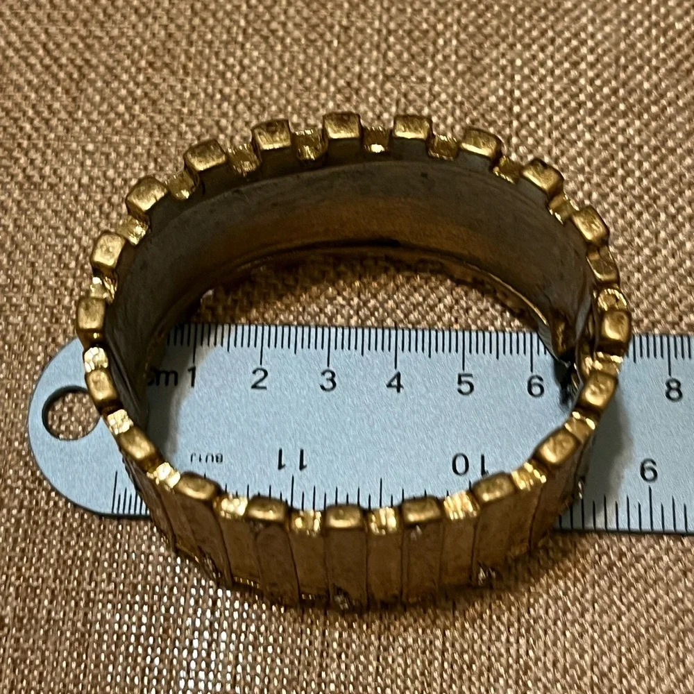 Elegant Gold Textured Women's bracelet - Picture 3 of 5
